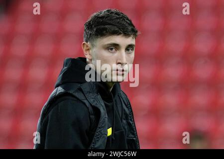 Stoke auf Trent, Großbritannien. Februar 2024. Joe Hodge von QPR inspiziert das Feld vor dem Sky Bet Championship Match Stoke City gegen Queens Park Rangers im Bet365 Stadium, Stoke-on-Trent, Großbritannien, 14. Februar 2024 (Foto: Steve Flynn/News Images) in Stoke-on-Trent, Großbritannien am 14. Februar 2024. (Foto: Steve Flynn/News Images/SIPA USA) Credit: SIPA USA/Alamy Live News Stockfoto