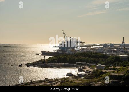 Göteborg, Schweden - 1. August 2022: Containerschiffe und Öltanker legen in Skandiahamnen an. Stockfoto