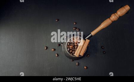 Hintergrund der Kaffeebohnen. Gerösteter Kaffee mit verschiedenen Kaffeesorten, Bohnen und Zimtstangen auf schwarzem Hintergrund. Kaffeekonzept. Mock u Stockfoto