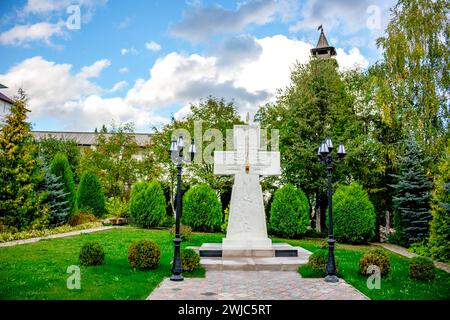 Das Kloster Pafnutyevo-Borowski in der Region Kaluschskij. Das Gotteskreuz: BOROVSK, RUSSLAND - SEPTEMBER 2015 Stockfoto