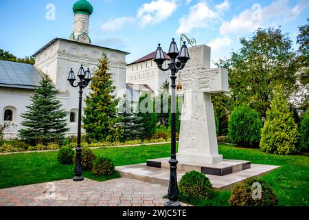 Das Kloster Pafnutyevo-Borowski in der Region Kaluschskij. Das Gotteskreuz: BOROVSK, RUSSLAND - SEPTEMBER 2015 Stockfoto