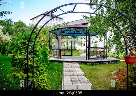 Kloster Pafnutyevo-Borowski in der Region Kaluschskij, Russland. Gartenbereich und Gartenmöbel Stockfoto