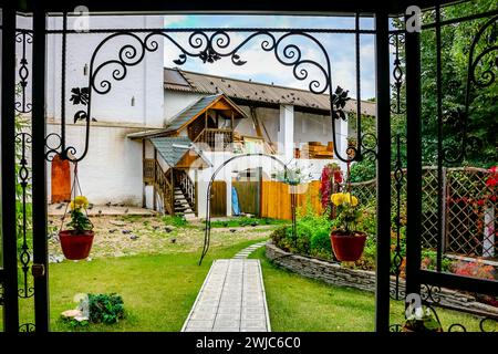 Kloster Pafnutyevo-Borowski in der Region Kaluschskij, Russland. Gartenbereich und Gartenmöbel Stockfoto