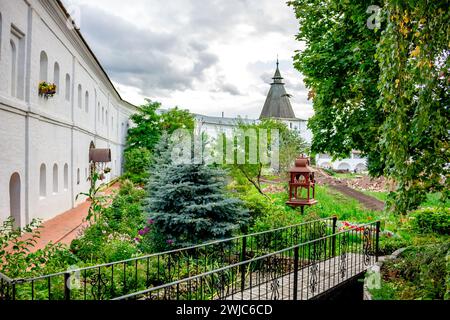 Kloster Pafnutyevo-Borowski in der Region Kaluschskij, Russland. Gartenbereich und Gartenmöbel Stockfoto