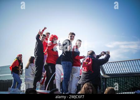 „Tifosi“-Fan der Scuderia Ferrari während des Shakedowns mit dem neuen Ferrari SF-24 für die F1-Saison 2024, 14. Februar 2024 Stockfoto