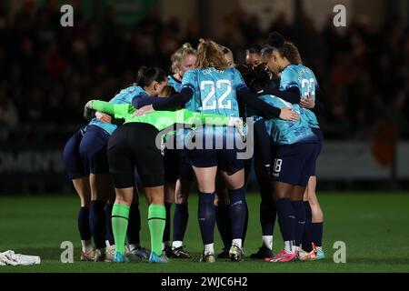 Dartford, Großbritannien. Februar 2024. Dartford, Kent, 14. Februar 2024: Die Spieler der London City Lionesses bilden eine Zusammenkunft während des Continental Tyres League Cup Fußballspiels zwischen London City Lionesses und Arsenal im Princes Park in Dartford, England. (James Whitehead/SPP) Credit: SPP Sport Press Photo. /Alamy Live News Stockfoto
