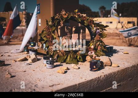 Ein düsterer Gedenkkranz und Kerzen auf einer ehemaligen Polizeiwache in Sderot, die an die Hamas-Invasion erinnern. Stockfoto