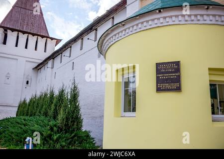 Das Kloster Pafnutyevo-Borowski in der Region Kaluschskij. Schutzmauern des Klosters: BOROVSK, RUSSLAND - SEPTEMBER 2015 Stockfoto