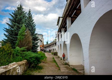 Das Kloster Pafnutyevo-Borowski in der Region Kaluschskij. Schutzmauern des Klosters: BOROVSK, RUSSLAND - SEPTEMBER 2015 Stockfoto