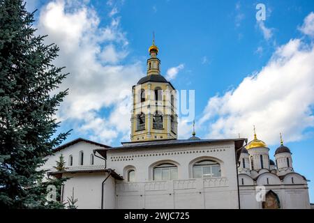 Das antike Kloster Pafnutyevo-Borowski in der Region Kaluschskij. Refektorium und Glockenturm. BOROVSK, RUSSLAND Stockfoto