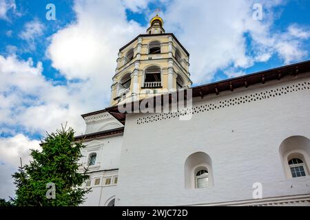 Das antike Kloster Pafnutyevo-Borowski in der Region Kaluschskij. Refektorium und Glockenturm. BOROVSK, RUSSLAND Stockfoto