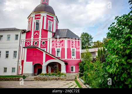 Das antike Pafnutyevo-Borowski-Kloster in der Region Kaluschskij, Russland. Der Tempel des Propheten Elija und die Krankenhauskammern Stockfoto