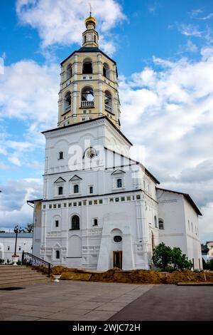 Das antike Kloster Pafnutyevo-Borowski in der Region Kaluschskij. Refektorium und Glockenturm. BOROVSK, RUSSLAND Stockfoto