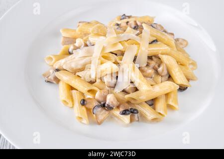 Portion cremige Knoblauch-Penne-Pasta mit Pilzen Stockfoto