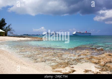 Die malerische Aussicht auf den Seven Mile Beach und zwei Kreuzfahrtschiffe, die in der Nähe von George Town auf der Grand Cayman Island (Cayman Islands) driften. Stockfoto
