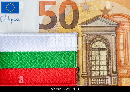 50 Euro-Banknote und bulgarische Flagge, Konzept, Umrechnung des bulgarischen Lew in Euro, Einführung der gemeinsamen europäischen Währung durch Bulgaren Stockfoto