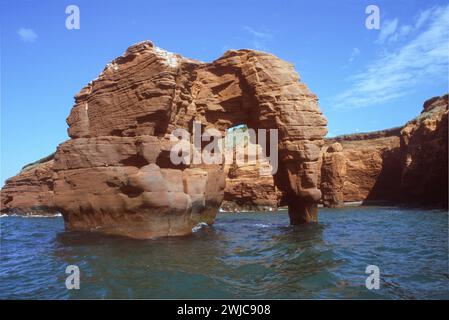 Sandsteinklippen am Ufer des Cap aux Meules auf den Magdalen-Inseln, Isles du Madeleine im Golf von St. Lawrence, Quebec, Kanada Stockfoto