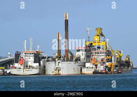 Vertiefung des Rostocker Hafenseekanals ROSTOCK, DEUTSCHLAND - 1. FEBRUAR: Blick auf den Kanal bei Warnemünde, der derzeit am 1. Februar 2024 in Warnemünde vertieft wird. Bis Mitte 2025 wird der Seekanal zum Rostocker Hafen im Bereich des Kanals auf eine Tiefe von 16,6 Metern ausgebaggert. Bis zum Frühjahr 2024 werden rund fünf Millionen Kubikmeter Material aus dem Grund der Ostsee ausgehoben. Nordöstlich des Seekanals soll die Ausgrabung freigelegt werden. Die Baukosten werden auf rund 100 Millionen Euro geschätzt. *** Vertiefung des Rostocker Hafenkanals ROSTOCK, DEUTSCHLAND 1. FEBRUAR Ansicht o Stockfoto