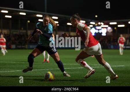 Dartford, Großbritannien. Februar 2024. Dartford, Kent, 14. Februar 2024: Caitlin Foord (19 Arsenal) und Paige Culver (22 London City Lionesses) kämpfen um Besitz während des Continental Tyres League Cup-Spiels zwischen London City Lionesses und Arsenal im Princes Park in Dartford. (James Whitehead/SPP) Credit: SPP Sport Press Photo. /Alamy Live News Stockfoto