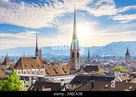 Blick auf die Skyline auf den Dächern in der Innenstadt von Zürich bei sonnigem Tag, Schweiz Stockfoto