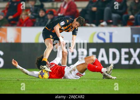 AESSEAL New York Stadium, Rotherham, England - 13. Februar 2024 Tyler Morton (15) aus Hull City und Sam Nombe (29) aus Rotherham United kämpfen um den Ball - während des Spiels Rotherham United gegen Hull City, Sky Bet Championship, 2023/24, AESSEAL New York Stadium, Rotherham, England - 13. Februar 2024 Credit: Arthur Haigh/WhiteRosePhotos/Alamy Live News Stockfoto