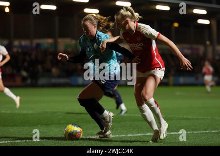 Dartford, Großbritannien. Februar 2024. Dartford, Kent, 14. Februar 2024: Stina Blackstenius (25 Arsenal) und Paige Culver (22 London City Lionesses) kämpfen um den Besitz während des Continental Tyres League Cup Fußballspiels zwischen London City Lionesses und Arsenal im Princes Park in Dartford, England. (James Whitehead/SPP) Credit: SPP Sport Press Photo. /Alamy Live News Stockfoto