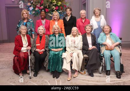 Königin Camilla trifft (erste Reihe dritte links) mit Dames (links nach rechts hinten) Joanna Lumley, Floella Benjamin, Twiggy Lawson, Harriet Walter, Penelope Wilton, Maureen Lipman (von links nach rechts) Virginia McKenna, Sian Phillips, Vanessa Redgrave, Penelope Keith und Patricia Routledge bei einer Feier von Shakespeare im Grosvenor House, Zentrum von London, 400 Jahre seit dem ersten Shakespeare-Folio. Bilddatum: Mittwoch, 14. Februar 2024. Stockfoto