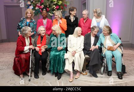 Königin Camilla trifft (erste Reihe dritte links) mit Dames (links nach rechts hinten) Joanna Lumley, Floella Benjamin, Twiggy Lawson, Harriet Walter, Penelope Wilton, Maureen Lipman (von links nach rechts) Virginia McKenna, Sian Phillips, Vanessa Redgrave, Penelope Keith und Patricia Routledge bei einer Feier von Shakespeare im Grosvenor House, Zentrum von London, 400 Jahre seit dem ersten Shakespeare-Folio. Bilddatum: Mittwoch, 14. Februar 2024. Stockfoto