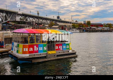 Die Aquabus, eine kleine Passagierfähre, in der Hornby Street im West End von Vancouver, Kanada, von wo aus sie den False Creek nach Granville Island überquert. Stockfoto