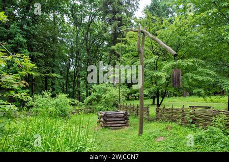 Holzbrunnen im Museum für Volksarchitektur und Leben der Karpaten in Halych, Westukraine. Stockfoto