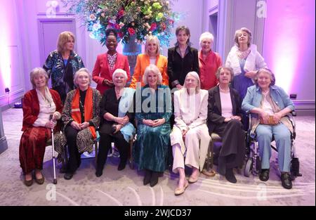 Königin Camilla trifft (erste Reihe dritte links) mit Dames (links nach rechts hinten) Joanna Lumley, Floella Benjamin, Twiggy Lawson, Harriet Walter, Penelope Wilton, Maureen Lipman (von links nach rechts) Virginia McKenna, Sian Phillips, Vanessa Redgrave, Penelope Keith und Patricia Routledge bei einer Feier von Shakespeare im Grosvenor House, Zentrum von London, 400 Jahre seit dem ersten Shakespeare-Folio. Bilddatum: Mittwoch, 14. Februar 2024. Stockfoto