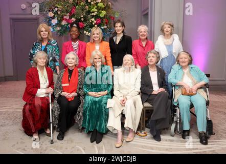 Königin Camilla trifft (erste Reihe dritte links) mit Dames (links nach rechts hinten) Joanna Lumley, Floella Benjamin, Twiggy Lawson, Harriet Walter, Penelope Wilton, Maureen Lipman (von links nach rechts) Virginia McKenna, Sian Phillips, Vanessa Redgrave, Penelope Keith und Patricia Routledge bei einer Feier von Shakespeare im Grosvenor House, Zentrum von London, 400 Jahre seit dem ersten Shakespeare-Folio. Bilddatum: Mittwoch, 14. Februar 2024. Stockfoto