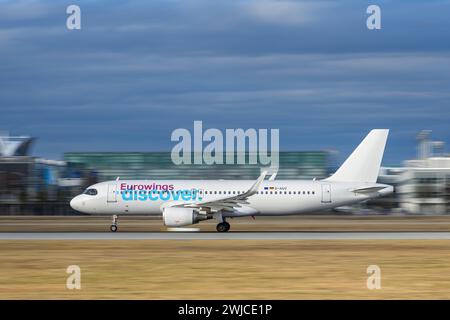 München, Deutschland - 14. Februar. 2024 : Eurowings Discover Airbus A320-214 mit der Flugzeugkennzeichnung D-AIUV startet auf der Südbahn 26L Stockfoto