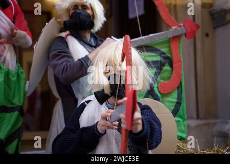 Turin, Italien. Februar 2024. Am Valentinstag protestieren Aktivisten der Extinction Rebellion gegen die Finanzierung der italienischen Regierung für die neue Fossiliengewinnung in Afrika und im Nahen Osten. Quelle: M.Bariona/Alamy Live News Stockfoto