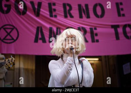 Turin, Italien. Februar 2024. Am Valentinstag protestieren Aktivisten der Extinction Rebellion gegen die Finanzierung der italienischen Regierung für die neue Fossiliengewinnung in Afrika und im Nahen Osten. Quelle: M.Bariona/Alamy Live News Stockfoto