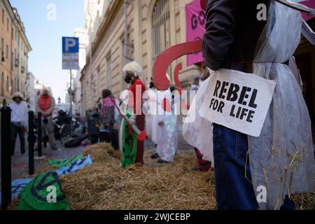 Turin, Italien. Februar 2024. Am Valentinstag protestieren Aktivisten der Extinction Rebellion gegen die Finanzierung der italienischen Regierung für die neue Fossiliengewinnung in Afrika und im Nahen Osten. Quelle: M.Bariona/Alamy Live News Stockfoto