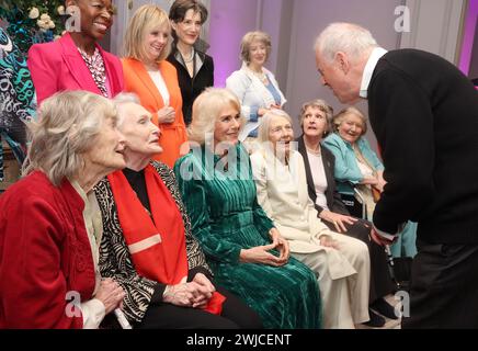 Gyles Brandreth spricht mit Königin Camilla, während sie für ein Foto mit Floella Benjamin, Twiggy Lawson, Harriet Walter, Maureen Lipman (von links nach rechts vorne) Virginia McKenna, Sian Phillips, Vanessa Redgrave, Penelope Keith und Patricia Routledge bei einer Celebration of Shakespeare-Veranstaltung im Grosvenor House im Zentrum Londons posiert. 400 Jahre seit dem ersten Shakespeare-Folio. Bilddatum: Mittwoch, 14. Februar 2024. Stockfoto