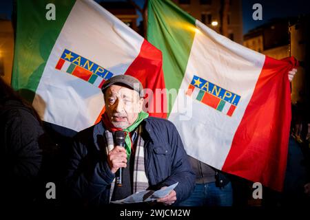 Rom, Rm, Italien. Februar 2024. GIANFRANCO PAGLIARULO (ANPI-Präsident) spricht vor Beginn des marsches vor der Menge. Ilaria Salis, italienische Staatsbürgerin und antifaschistische Kämpfer, ist seit Februar 2023 in Ungarn inhaftiert. (Kreditbild: © Marco Di Gianvito/ZUMA Press Wire) NUR REDAKTIONELLE VERWENDUNG! Nicht für kommerzielle ZWECKE! Stockfoto