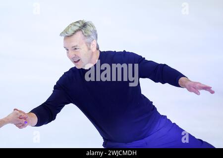 Sarajevo, Bosnien Und Herzegowina. Februar 2024. Die britischen Eistänzer Jayne Torvill und Christopher Dean führen die Routine auf, die ihnen die erste gab: und bisher war Bolero die perfekte Punktzahl der olympischen Eislaufgeschichte bei einer Eislaufshow zum 40. Jahrestag der Olympischen Winterspiele 1984 in Sarajevo, Bosnien und Herzegowina, am 14. Februar 2024. Foto: Armin Durgut/PIXSELL Credit: Pixsell/Alamy Live News Stockfoto