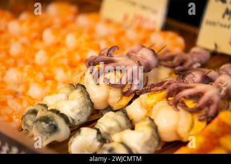 Fisch und Meeresfrüchte an einem Imbissstand auf dem Tsukiji Outer Market in Tokio, Japan. Stockfoto