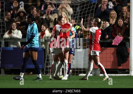 Dartford, Großbritannien. Februar 2024. Dartford, Kent, 14. Februar 2024: Torfeier für Cloe Lacasse (24 Arsenal) während des Continental Tyres League Cup Fußballspiels zwischen London City Lionesses und Arsenal im Princes Park in Dartford, England. (James Whitehead/SPP) Credit: SPP Sport Press Photo. /Alamy Live News Stockfoto