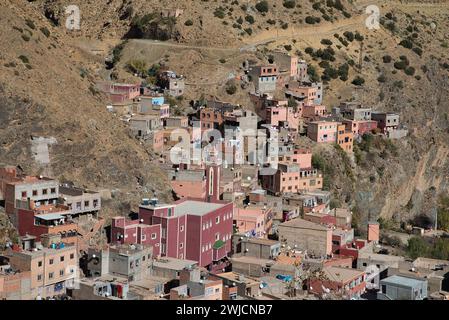 Berberdorf Sti Fadma, auch bekannt als Setti Fatma, Ansammlung traditioneller Häuser im Ourika-Tal nahe den sieben Wasserfällen, Marokko Stockfoto