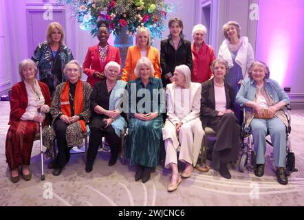 Königin Camilla trifft (erste Reihe dritte links) mit Dames (links nach rechts hinten) Joanna Lumley, Floella Benjamin, Twiggy Lawson, Harriet Walter, Penelope Wilton, Maureen Lipman (von links nach rechts) Virginia McKenna, Sian Phillips, Vanessa Redgrave, Penelope Keith und Patricia Routledge bei einer Feier von Shakespeare im Grosvenor House, Zentrum von London, 400 Jahre seit dem ersten Shakespeare-Folio. Bilddatum: Mittwoch, 14. Februar 2024. Stockfoto