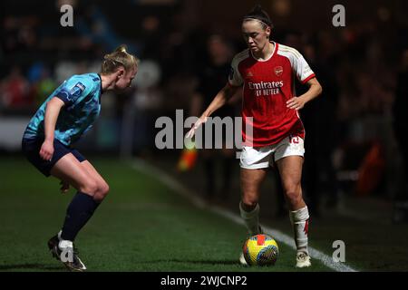 Dartford, Großbritannien. Februar 2024. Dartford, Kent, 14. Februar 2024: Caitlin Foord (19 Arsenal) und Lucy Fitzgerald (17 London City Lionesses) kämpfen um den Besitz während des Continental Tyres League Cup-Spiels zwischen London City Lionesses und Arsenal im Princes Park in Dartford. (James Whitehead/SPP) Credit: SPP Sport Press Photo. /Alamy Live News Stockfoto