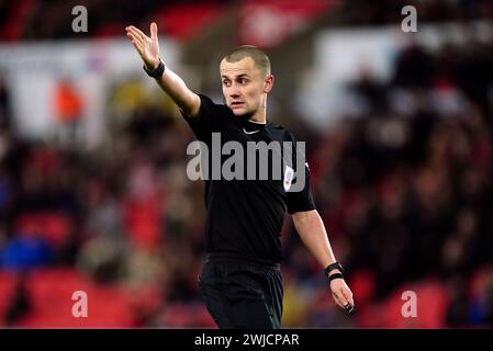 Schiedsrichter Andrew Kitchen während des Sky Bet Championship Matches im bet365 Stadium, Stoke-on-Trent. Bilddatum: Mittwoch, 14. Februar 2024. Stockfoto