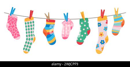 Baumwoll- und Wollsocken hängen an Wäscheleinen mit Wäschespins, Cartoon-Vektor. Socken hängen an der Wäscheleine mit Nadeln für Kinder-Aufdruck, bunte Socken mit Ornament-Muster auf der Wäscheleine Stock Vektor