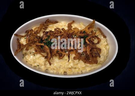 Käsespätzle mit gebratenen Zwiebeln auf dunklem Hintergrund, Bayern, Deutschland Stockfoto