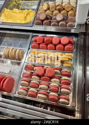 Farbenfrohe traditionelle französische Macarons in einem Geschäft Stockfoto