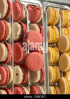 Nahaufnahme farbenfroher traditioneller französischer Macarons in einem Geschäft Stockfoto