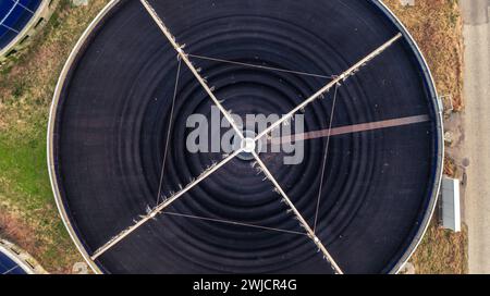 Draufsicht des massiven runden Wassertanks für die Wasserfiltration. Stockfoto